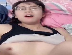 Em xinh kính cận bị bạn trai đè ra địt