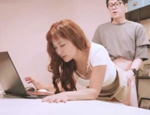 Em thư ký bị sếp nhét cu từ phía sau khi đang làm việc