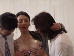 Người mẹ vú to hồi xuân được hai cậu con trai thỏa mãn