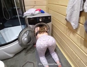 Chị gái đang mắc kẹt trong thang máy em kế đòi chihcj mới giúp đỡ