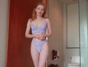 Em kế vào phòng tắm gạ anh trai địt
